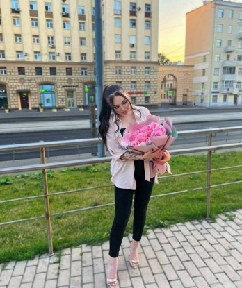 Мои креативные и нежные способности позволят тебе уйти в мир незабываемого блаженства. Я уверена, что мое опытное тело и красивое лицо покорят тебя с первого взгляда. Забудь о проблемах и погрузись со мной в море страсти и наслаждения. Я предлагаю широкий спектр услуг, которые удовлетворят все твои сокровенные фантазии. Мои возможности бесконечны, и я готова пойти на все, чтобы сделать тебя счастливым. Посмотри на мои фото и прочитай отзывы обо мне - они говорят сами за себя. Жду наслаждения и жарких встреч в Москве, чтобы сделать твои сны реальностью. Юля